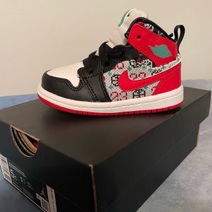 size 5c Nikes NWB !! so cute